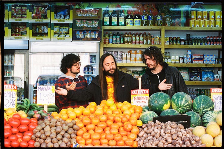 El trío madrileño Calatrava publica su debut largo “Copas. Espadas. Oros. Bastos.” (Discos Me Cago en Dios/Estudio Mazmorra, 25), un puñetazo de rock abrasivo con letras que hacen bandera del cabreo. Entrevista en Mondo Sonoro.
mondosonoro.com/entrevistas/ca…