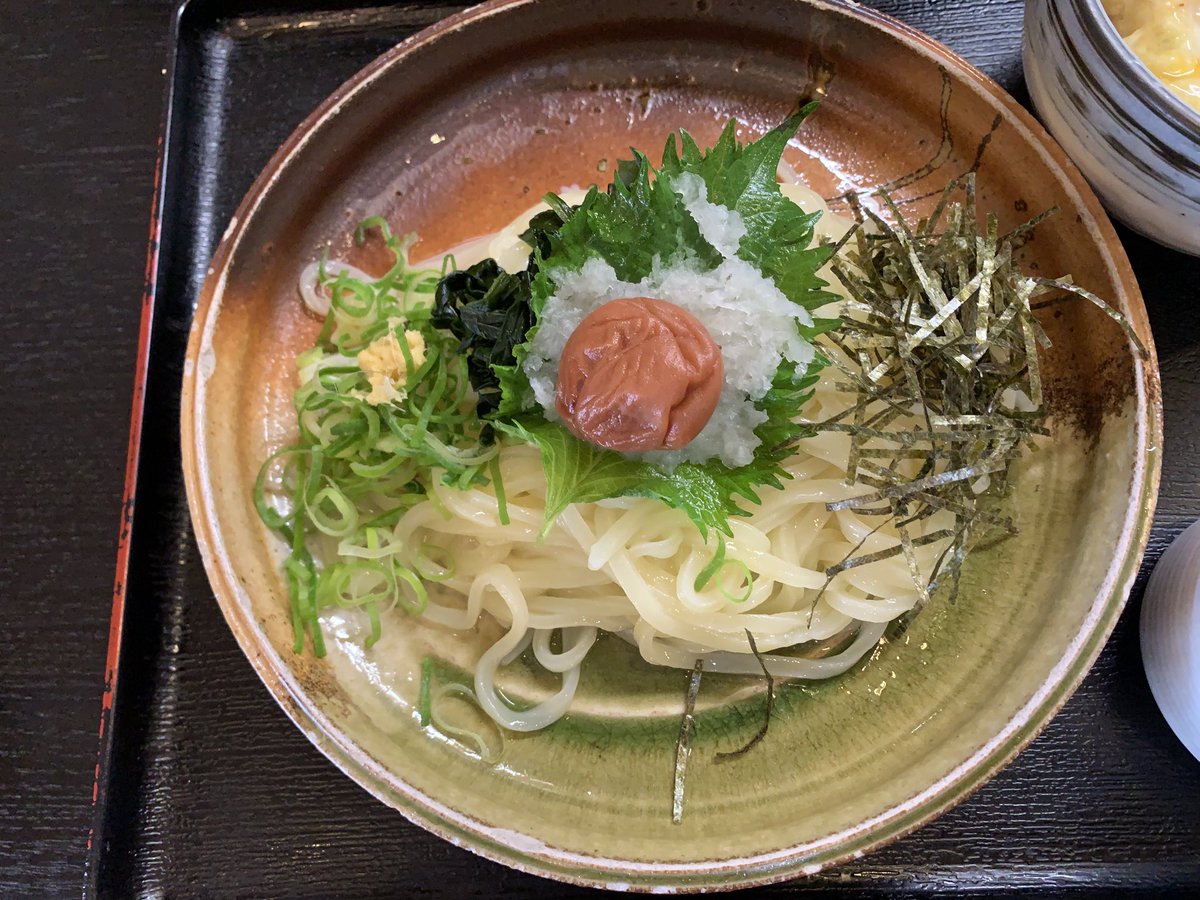 yoh596's tweet photo. 大地のうどん 本店@福岡下山門
梅ぶっかけ 野菜ミニ天丼セット

琥珀の様に淡い黄色をまとった透き通った麺は柔らかくも、もちもちとコシがあり、ツルリと喉越しも最高です。
つゆは塩味は抑えめなのですが昆布といりこ(恐らく)の甘みが相まって、まろやかなのにぶっかけらしい醤油の旨さも際立ちます https://t.co/QYIsLjHan5