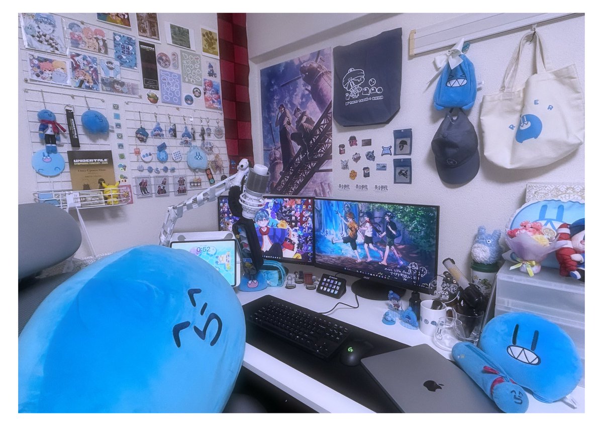 らっだぁグッズ届いたから飾った〜👍🧣
デスクがデカくてよかった〜❇️
Tシャツとかパーカー類のいい感じの飾り方無いかな〜🤔❔