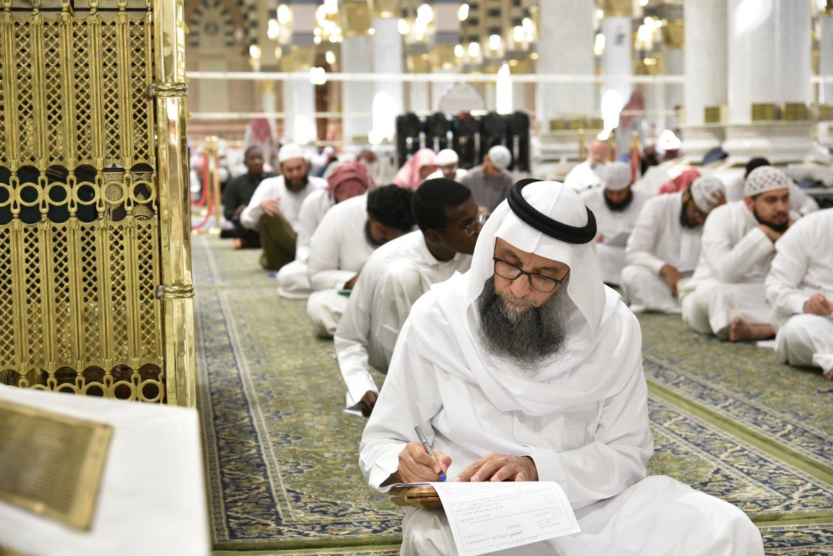 فضيلة الوكيل المساعد للشؤون العلمية والأكاديمية عميد كلية المسجد النبوي د. سلمان الفقيه في جولة ميدانية لمتابعة سير الاختبارات النهائية للفصل الدراسي الثاني
رافقه مدير معهد المسجد النبوي الشيخ عبدالعزيز الجابري