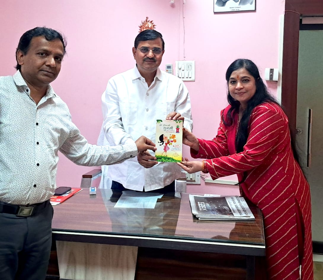 सेवा भारती के राष्ट्रीय सचिव और मध्यप्रदेश रेड क्रॉस सोसाइटी के माननीय सचिव आदरणीय भाईसाहब श्री रामेंद्र सिंह जी को मेरे दवारा लिखित  पुस्तक... "मेरे आँगन की तुलसी" ..किशोरी बालिकाओं के सर्वांगीण विकास के लिये उपयोगी पुस्तक भेंट की #BJP <a href="/BJP4India/">BJP</a> <a href="/BJP4MP/">BJP Madhya Pradesh</a> <a href="/ABVPVoice/">ABVP</a>