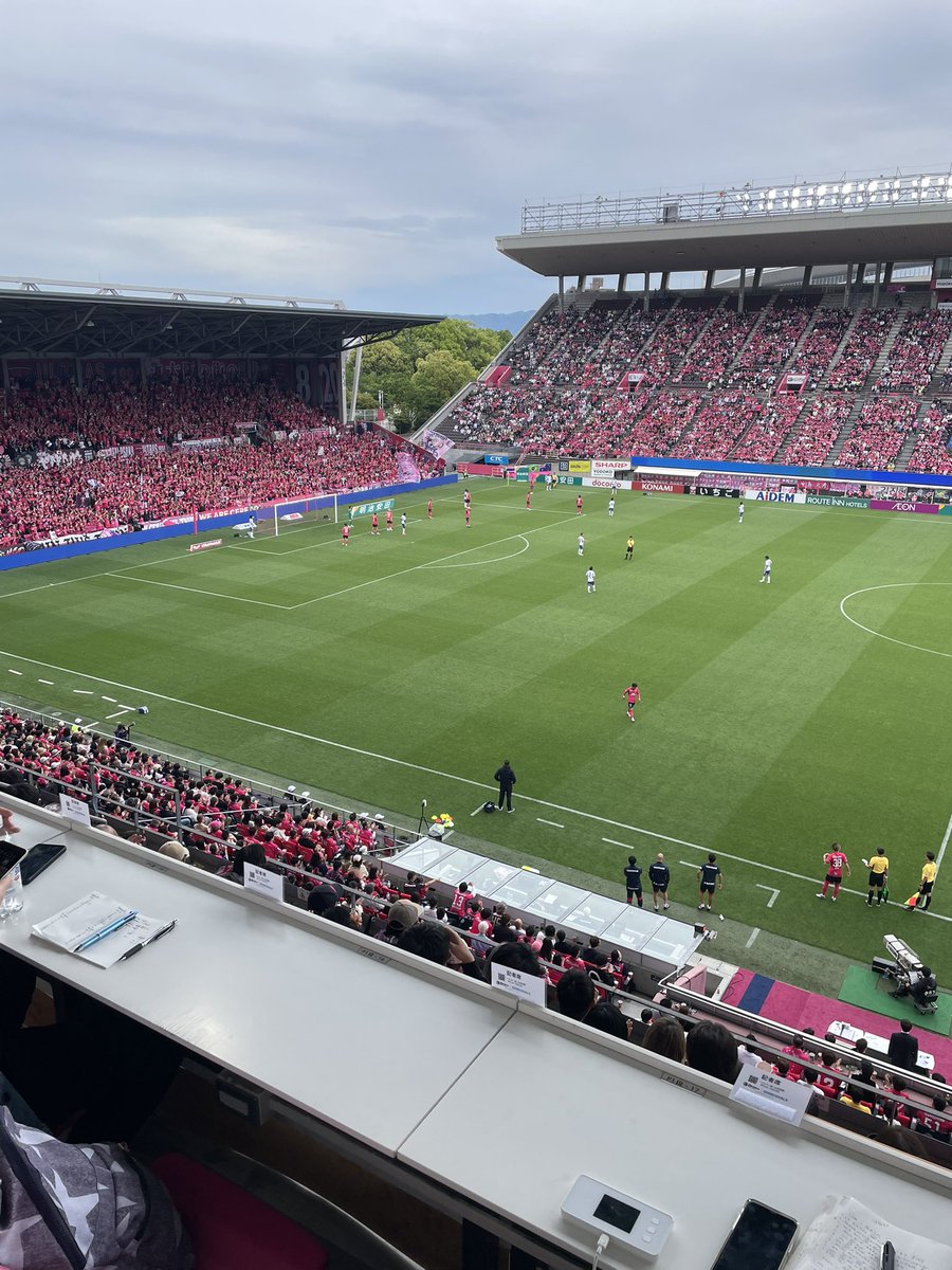 Voetbalpret in mijn Japanse stad #Osaka. In het Yodoko Sakura stadion bij thuisduel van #Cerezo denk ik aan mijn Japanse schoonouders. Zij, onze kids en mijn Japanse echtgenote waren hier ook weleens: 3 generaties op de tribune, exemplarisch voor sportvertier in Japan. #voetbal