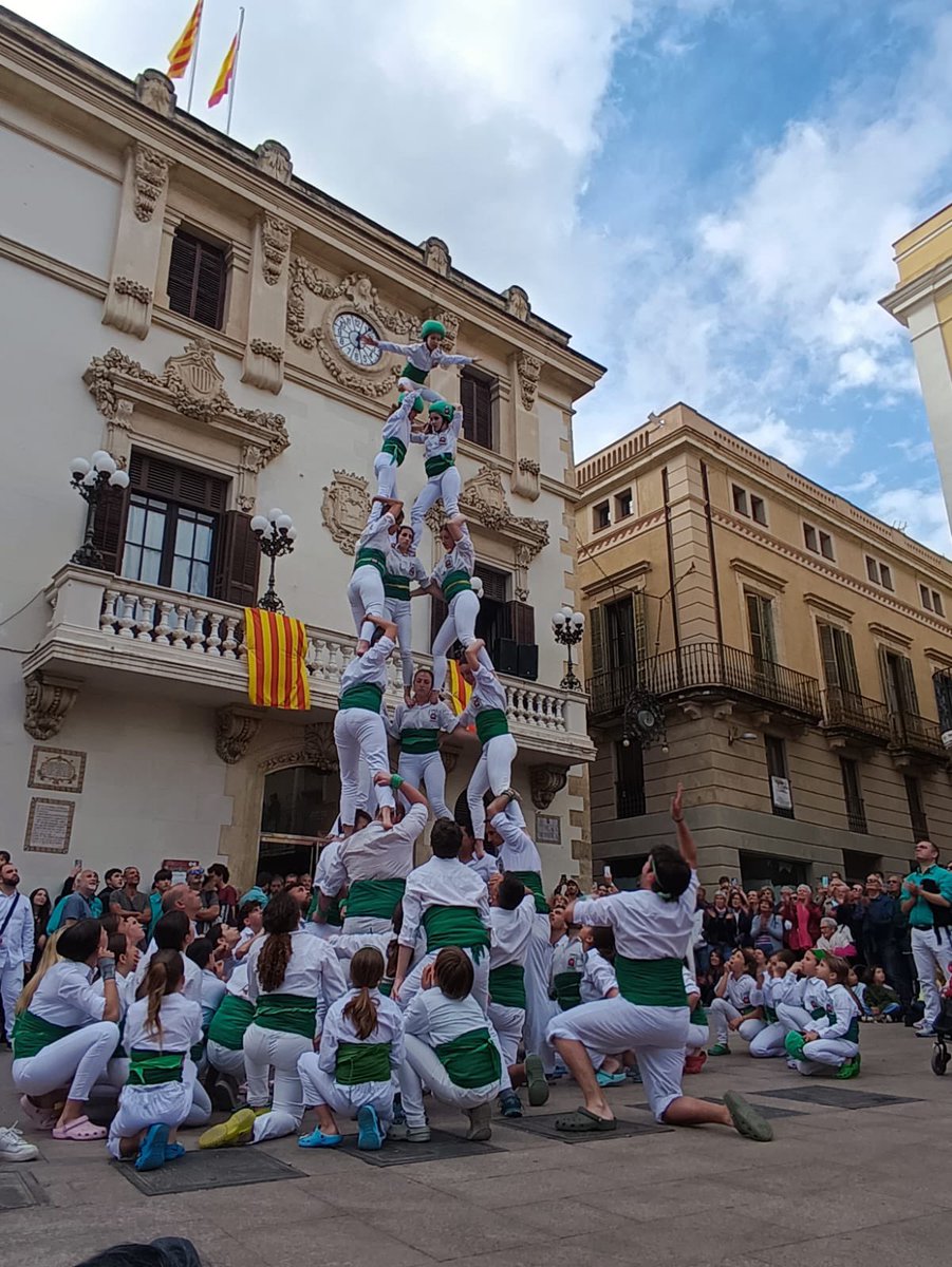 FalconsVFP's tweet photo. Ahir vam actuar a Vilafranca per la primera mostra intercultural de construccions humanes, on vam realitzar les següents figures:

- 4 pilars de 3 caminant
- Torreta
- Pilar de 4ps caminant
- Escala de 9
- 6 pilars de 3
- Pira 5/5
- Piràmide drets de 5
- Pilar de 5ps

#falconscat https://t.co/0Jd33Vps8F