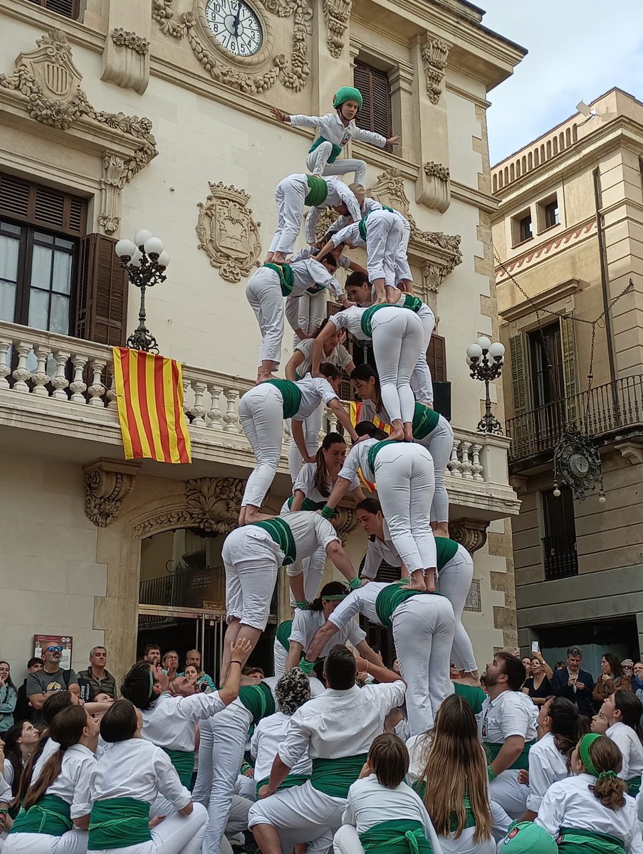 FalconsVFP's tweet photo. Ahir vam actuar a Vilafranca per la primera mostra intercultural de construccions humanes, on vam realitzar les següents figures:

- 4 pilars de 3 caminant
- Torreta
- Pilar de 4ps caminant
- Escala de 9
- 6 pilars de 3
- Pira 5/5
- Piràmide drets de 5
- Pilar de 5ps

#falconscat https://t.co/0Jd33Vps8F