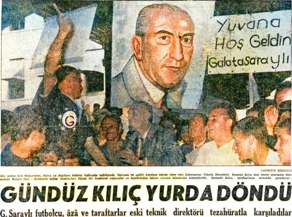 Galatasaraylılar eski teknik direktörleri Gündüz Kılıç'ı tezahüratlarla karşılıyor.