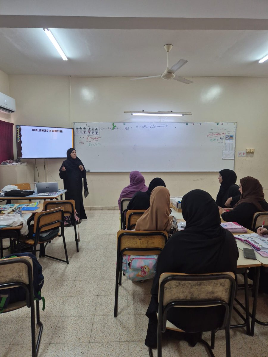 نفذت معلمة اللغة الانجليزية زوينة السعدية مشغلا في الكتابة التشاركية  بحضور معلمات المجال.
#مدارسنا_مستقبل_واعد 
#فعاليات_تعليمية_شمال_الباطنة