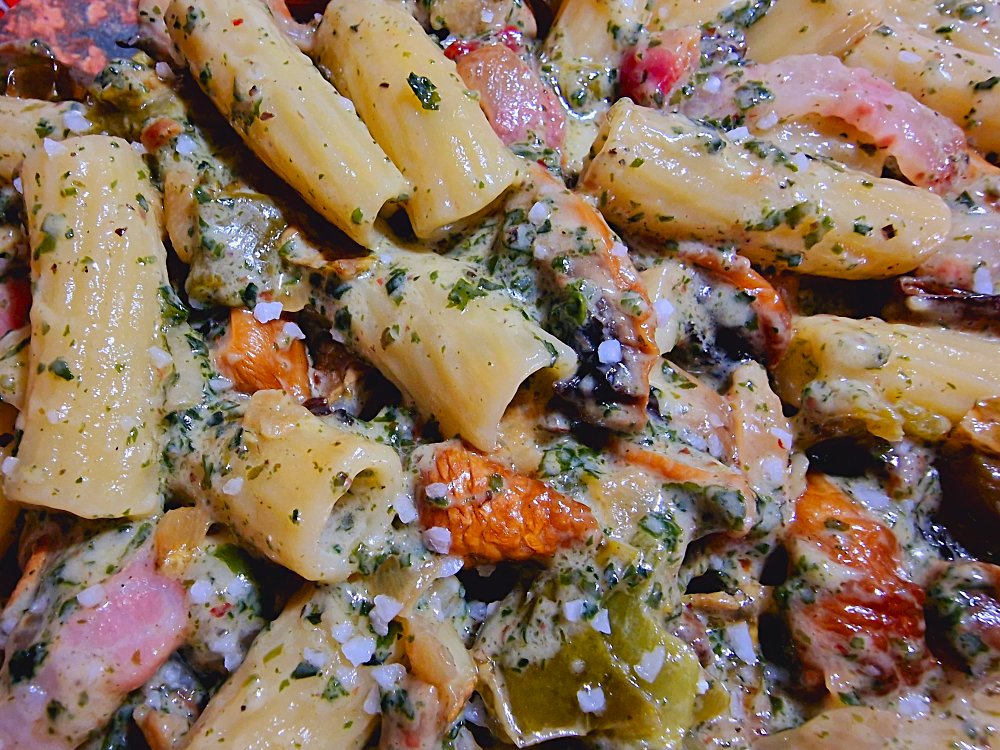 Iba a hacer pasta carbonara, pero tenía ganas de ser más creativo y al final he hecho pasta con champiñones, queso parmesano y alga wakame. Habrá que repetirlo porque ha salido genial.