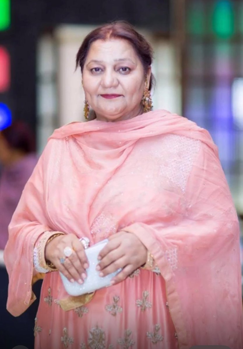 سینے لاکے سانبھ لے مینو, دکھڑے اندر تاڑ نی مائے 

جندڑی میتھوں نبھدی ناہی اک وار فیر پال نی مائے #HappyMothersDay2025