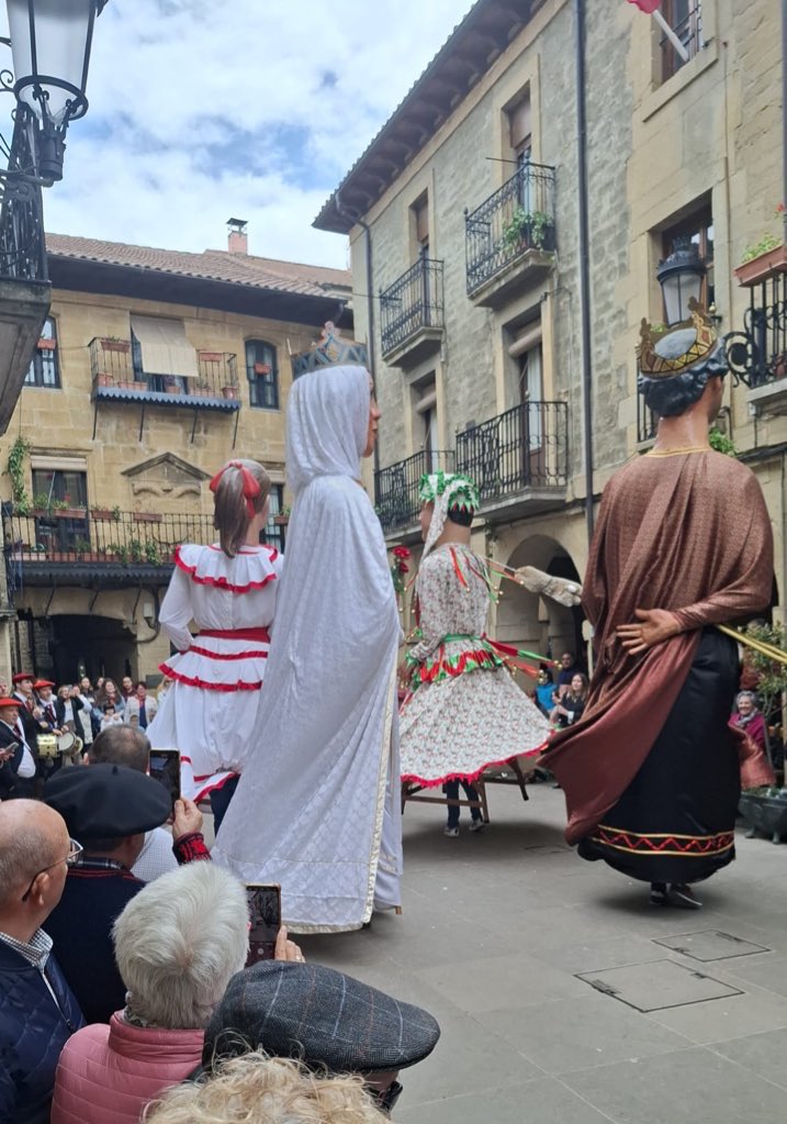 PP Álava (@ppalaveses) on Twitter photo 🎶 Feliz día del Gaitero #Laguardia
Honra la música tradicional con la gaita, instrumento importante en la historia de Laguardia.
Se convierte en un punto de encuentro para los amantes de la música tradicional.
📸 <a href="/BorjaMB_/">Borja Monje</a> <a href="/danigarcia_eu/">Dani García Ruiz</a> junto a los concejales de Laguardia. 🎶 Feliz día del Gaitero #Laguardia
Honra la música tradicional con la gaita, instrumento importante en la historia de Laguardia.
Se convierte en un punto de encuentro para los amantes de la música tradicional.
📸 <a href="/BorjaMB_/">Borja Monje</a> <a href="/danigarcia_eu/">Dani García Ruiz</a> junto a los concejales de Laguardia.