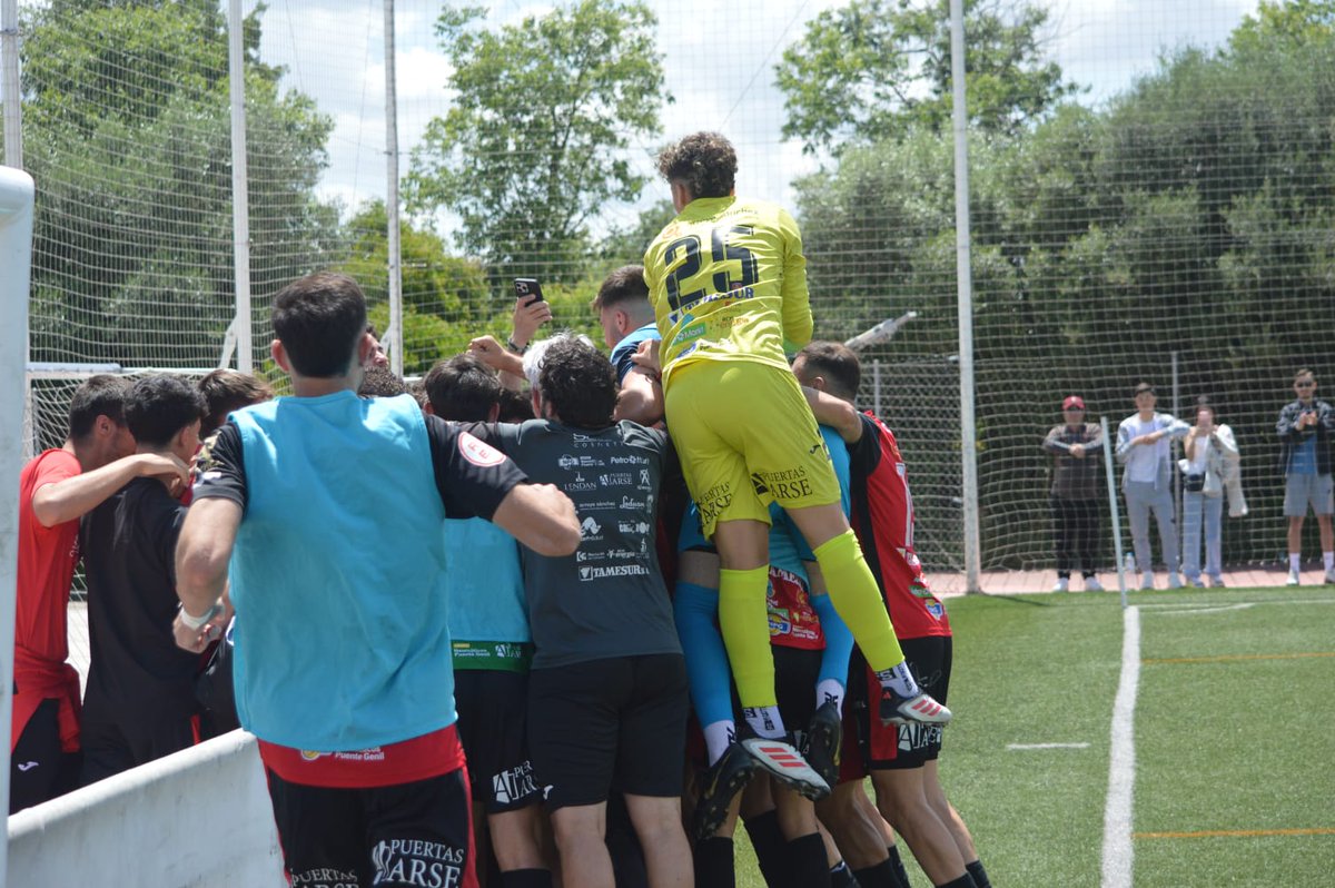 josemix1976's tweet photo. La celebración del ascenso del @SalermPG https://t.co/kE1wILRrRg