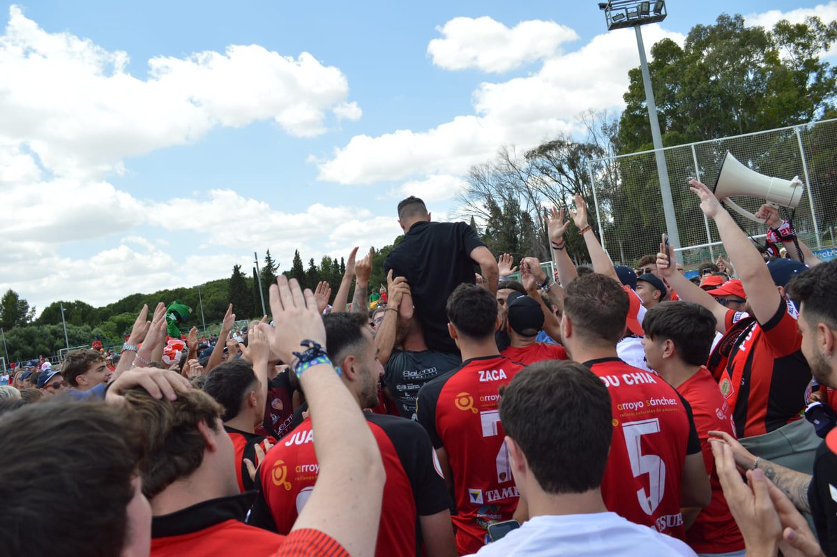 josemix1976's tweet photo. La celebración del ascenso del @SalermPG https://t.co/kE1wILRrRg