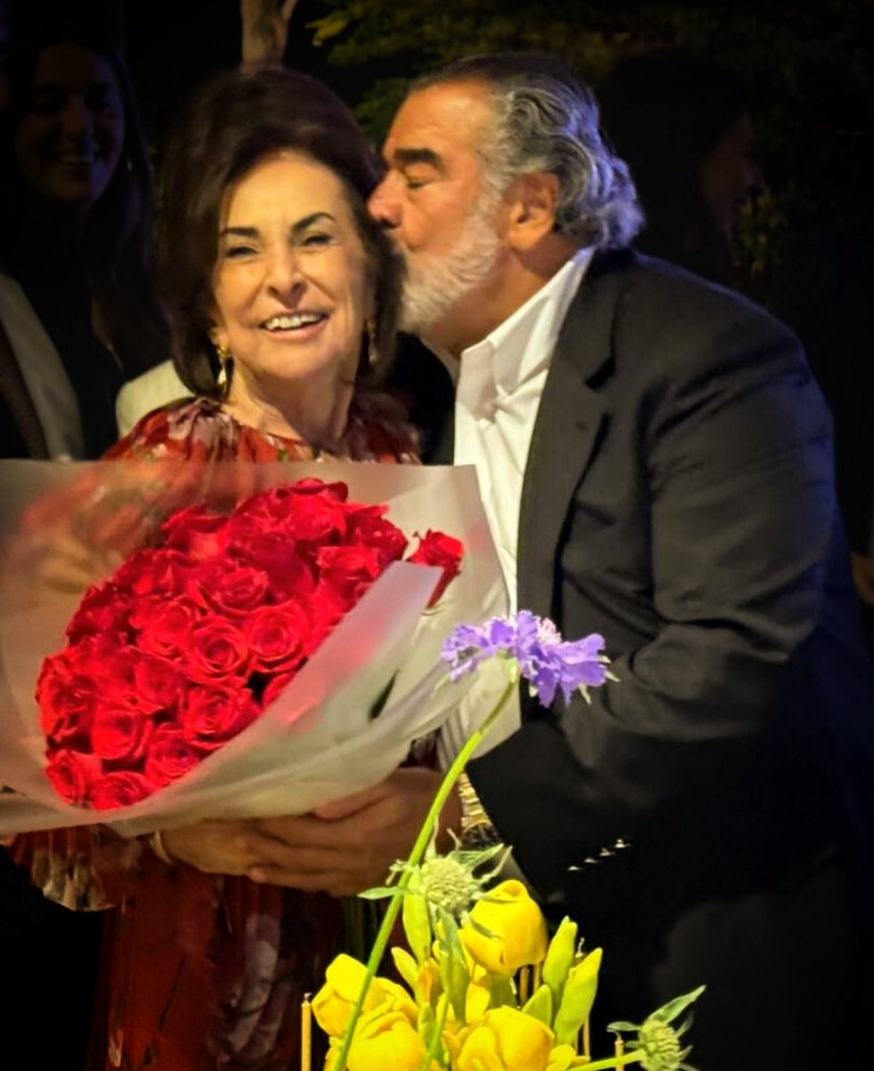 En este Día de la Madre, un saludo cariñoso a todas las mamás que con tanto valor y dedicación enseñan , protegen y entregan su amor incondicional todos los días ... Madre es quien nos da la vida y también quien nos acompaña a vivirla . Me siento plenamente agradecido de tener a