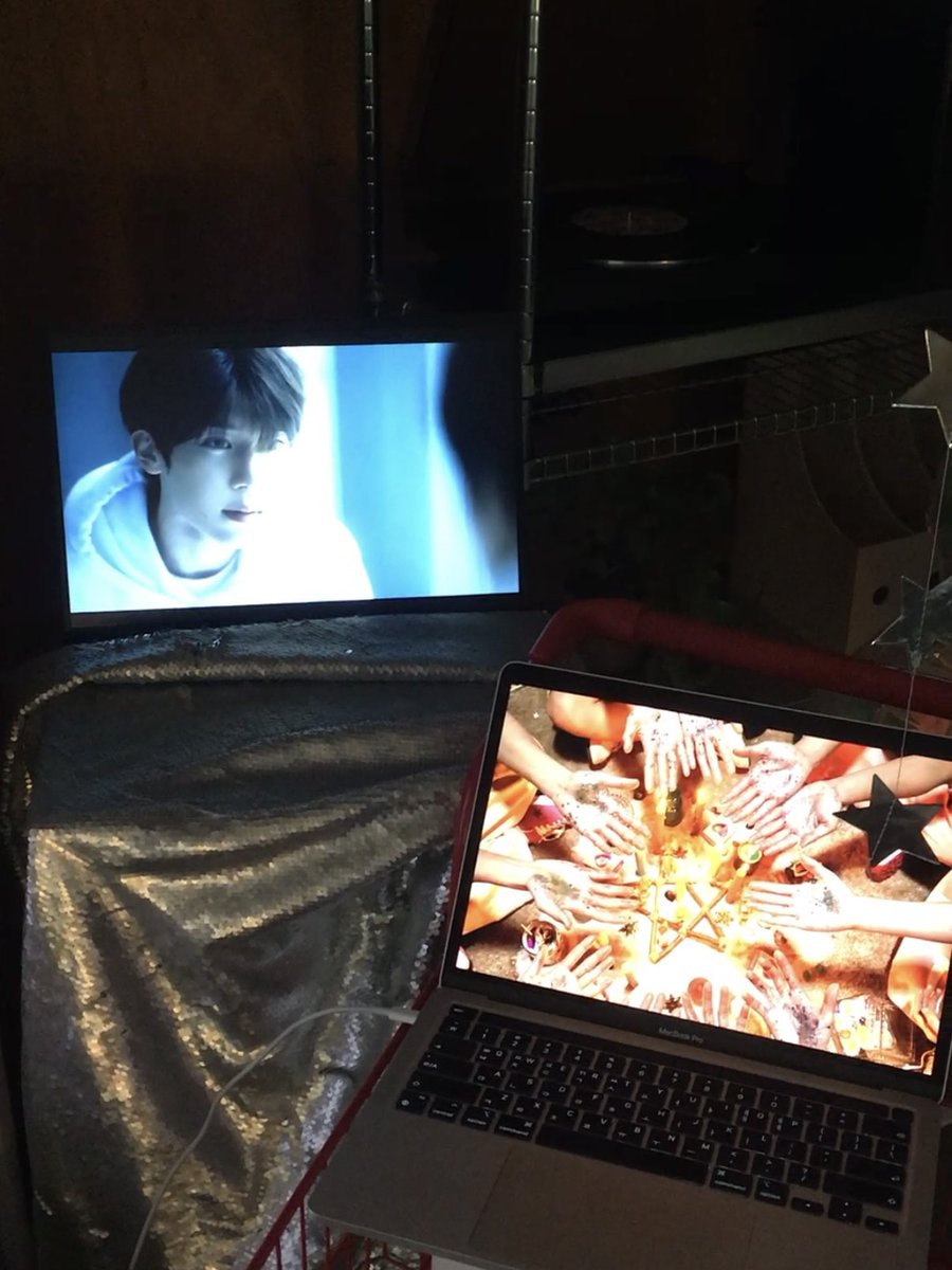h0tcak3_02's tweet image. 오시온자리
#오시온자리
 
📍스윗도프

시온이는 별자리까지 예쁘네... 카운터 뒤로 있는 테마존이 너무 예뻤어요... 실제로 나오기 싫으따... 마카롱도 너무 귀여워서 못 먹구 아직 간직 중이에요 
선착도 받고 예쁜카페에서 너무 예쁜 사진도 많이 남겨서 기분이 좋았어요 ♡