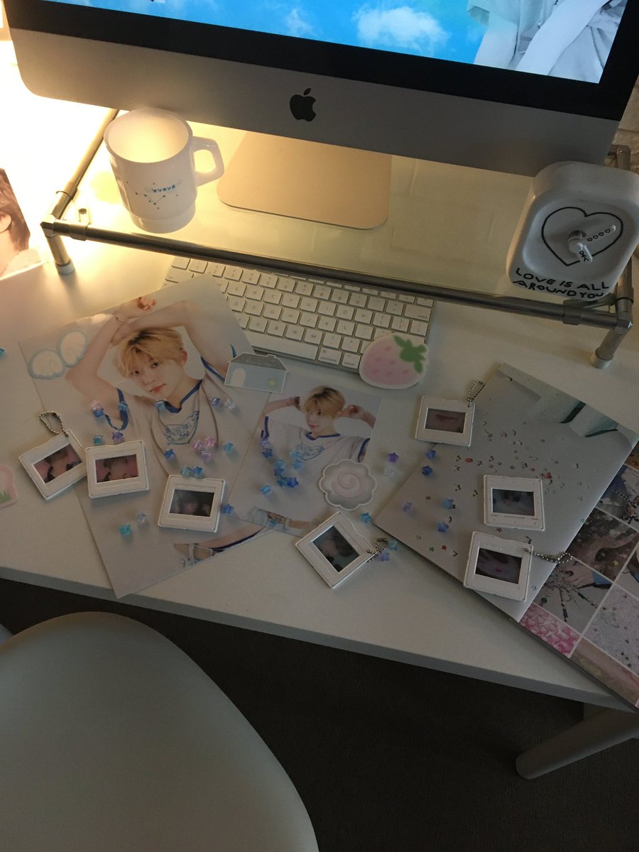 h0tcak3_02's tweet image. 오시온자리
#오시온자리
 
📍스윗도프

시온이는 별자리까지 예쁘네... 카운터 뒤로 있는 테마존이 너무 예뻤어요... 실제로 나오기 싫으따... 마카롱도 너무 귀여워서 못 먹구 아직 간직 중이에요 
선착도 받고 예쁜카페에서 너무 예쁜 사진도 많이 남겨서 기분이 좋았어요 ♡