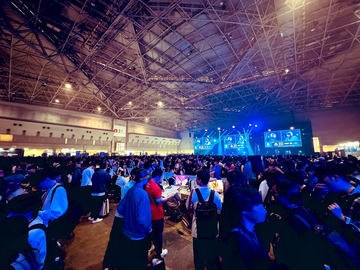 EVO JAPAN2025、お疲れ様でした!

大会独特の空気感やライブ感を肌で感じて、
格ゲーコミュニティってやっぱりいいなぁと感じつつ、参加した選手の真剣なプレイや観客の皆さんの楽しむ姿を見て、自分も頑張らねばと身が引き締まる思いでした。