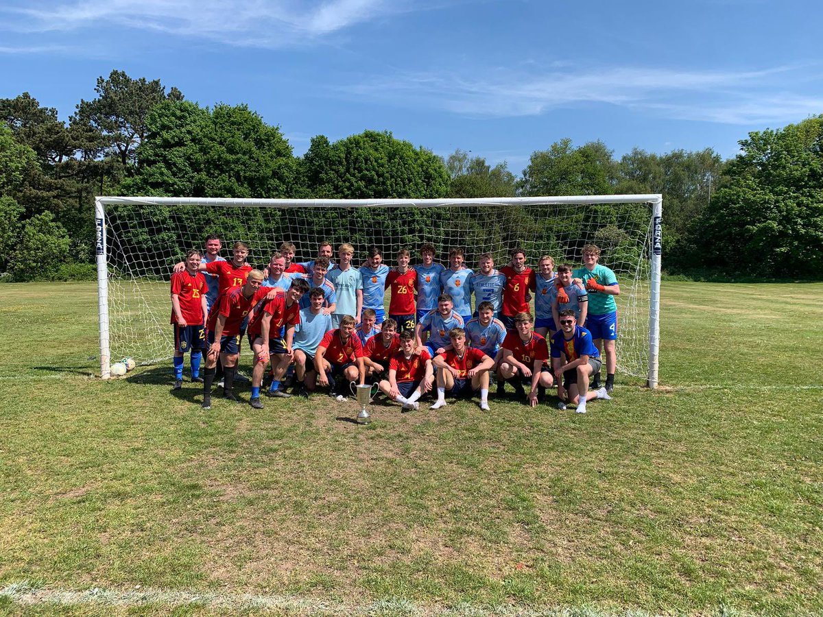 Belter to get 29 lads down for a squad friendly this morning to end the season on a high 👍🏽

‘VH Youth’ got schooled by the older lads with a 5-3 win for the Over 23s. 

Nice month or two off now before we get preseason underway ahead of our Div 2 campaign, up the VH 💛❤️