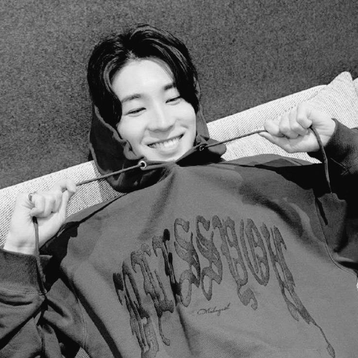 minwon au 🔞
— jejak
wonwoo cuma kerja part time, gaji pas-pasan, hidup juga gitu-gitu aja.
sampe ada cowok asing dateng ke cafe, duduk manis, terus ninggalin bekas di leher yang gak bisa dia jelasin ke siapa-siapa.
habis itu?
semuanya gak balik kayak dulu lagi.