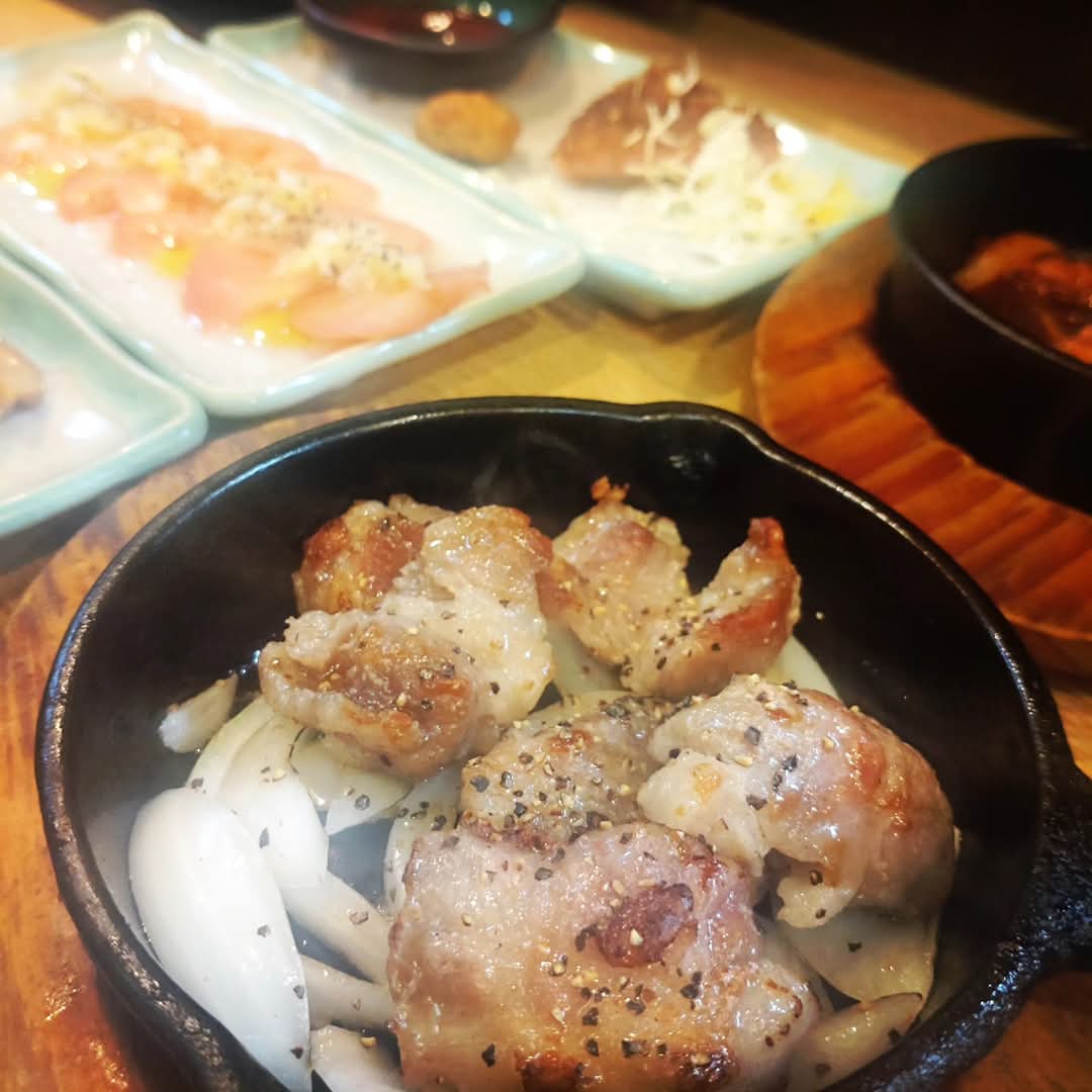 peco178's tweet photo. 今日は、営業部の部長さんがLIVEだったので、十三まで行って来ました😃

私が出掛ける時は、息子はまだ寝ていました（明日から中間テストです）

終わってから同じく見に来ていた営業部の先輩が、飲みに連れて行ってくれました✨

有り難や☺

#LIVE
#十三 
#一軒目酒場 
#今日の晩御飯 
#毎日が幸せ https://t.co/WnYbprOAb5