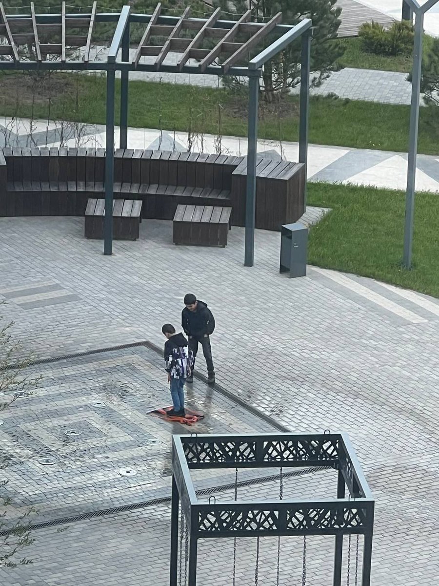 svetlichnajalo5's tweet image. Дети мигрантов из Таджикистана с российским гражданством, растоптавшие георгиевский флаг в Обнинске, задержаны. В полицию они пришли с родителями, чтобы записать на видео извинения - почти узаконенный у нас фарс😡
P.S. Доля мигрантов в  этом наукограде (!) уже перевалила за 30%.