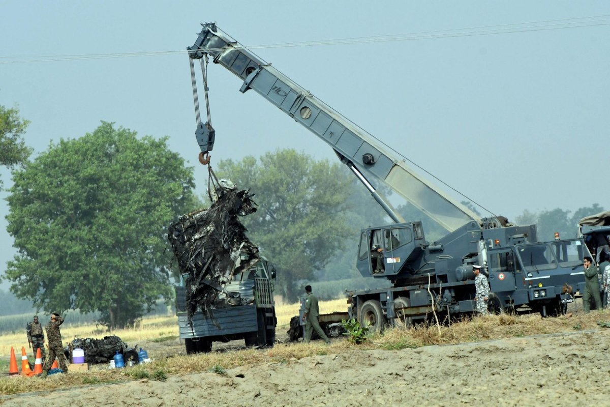 The first clear image has emerged showing the Indian Army removing wreckage from Bathinda, suspected to be from the IAF Rafale aircraft shot down by the Pakistan Air Force.
