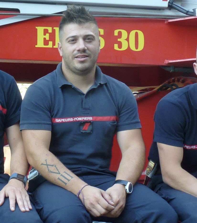PsyGuy007's tweet image. 🚨 🇫🇷 FLASH : Voici la photo du pompier volontaire grièvement blessé par Charly B. lors d’un rodéo sauvage devant la caserne d’Évian-les-Bains. Il lutte actuellement pour sa vie. Soutien total à nos héros du quotidien.
