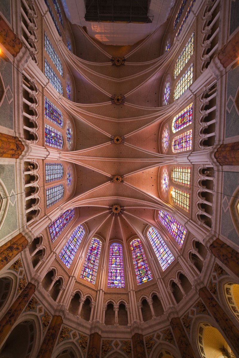 #Francia, Cattedrale di #Chartres.

Un capolavoro gotico che domina la città con le sue torri asimmetriche e la facciata scolpita nei minimi dettagli.

Un edificio che non impone solo per la sua grandezza, ma anche per l’atmosfera che crea attorno a sé.

#pitturebio