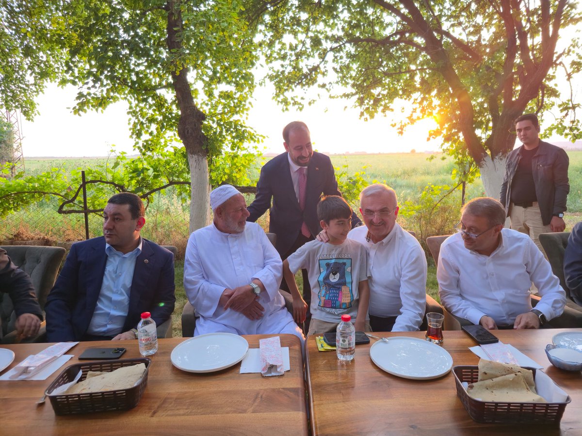 📍Harran Huzurlu Mahallesi 
İç İşleri Bakan Yardımcımız Sayın <a href="/munirkaraloglu/">Münir Karaloğlu</a> Şanlıurfa Valimiz Sayın <a href="/hasansildak/">Hasan ŞILDAK</a> , Ak Parti il Başkanı Sayın <a href="/milhamigunbegi/">M.İlhami GÜNBEGİ</a> hanemize misafir oldular Nazik ziyaretleri için kendilerine teşekkür ederiz <a href="/huseyin_yldrm63/">Hüseyin Yıldırım</a> <a href="/UrfaValiligi/">T.C. ŞANLIURFA VALİLİĞİ</a>