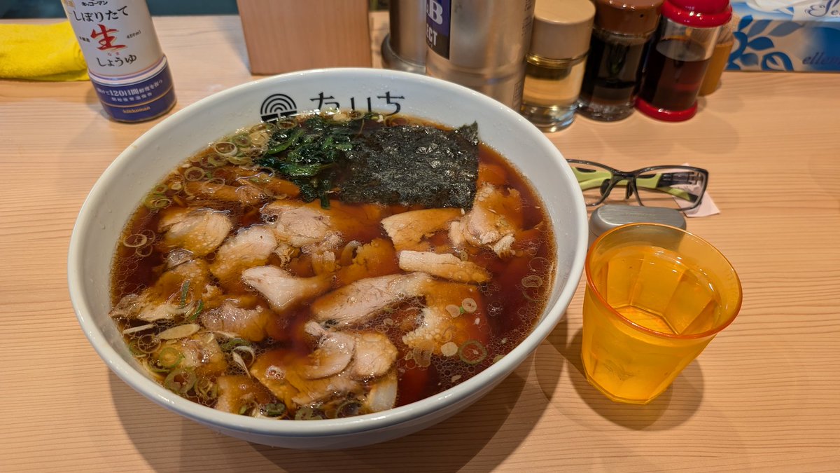 ラーメンたいち堺東町店。
「正油チャーシュー大盛り」を注文。大きな器にタップリ入った濃いめの醤油スープ、チャーシューもたっぷりで食べ応え抜群。見た目のインパクトも良いですね。スープが多いせいか、冷めずに最後まで熱いラーメンが楽しめました。
#ラーメン
#長岡
