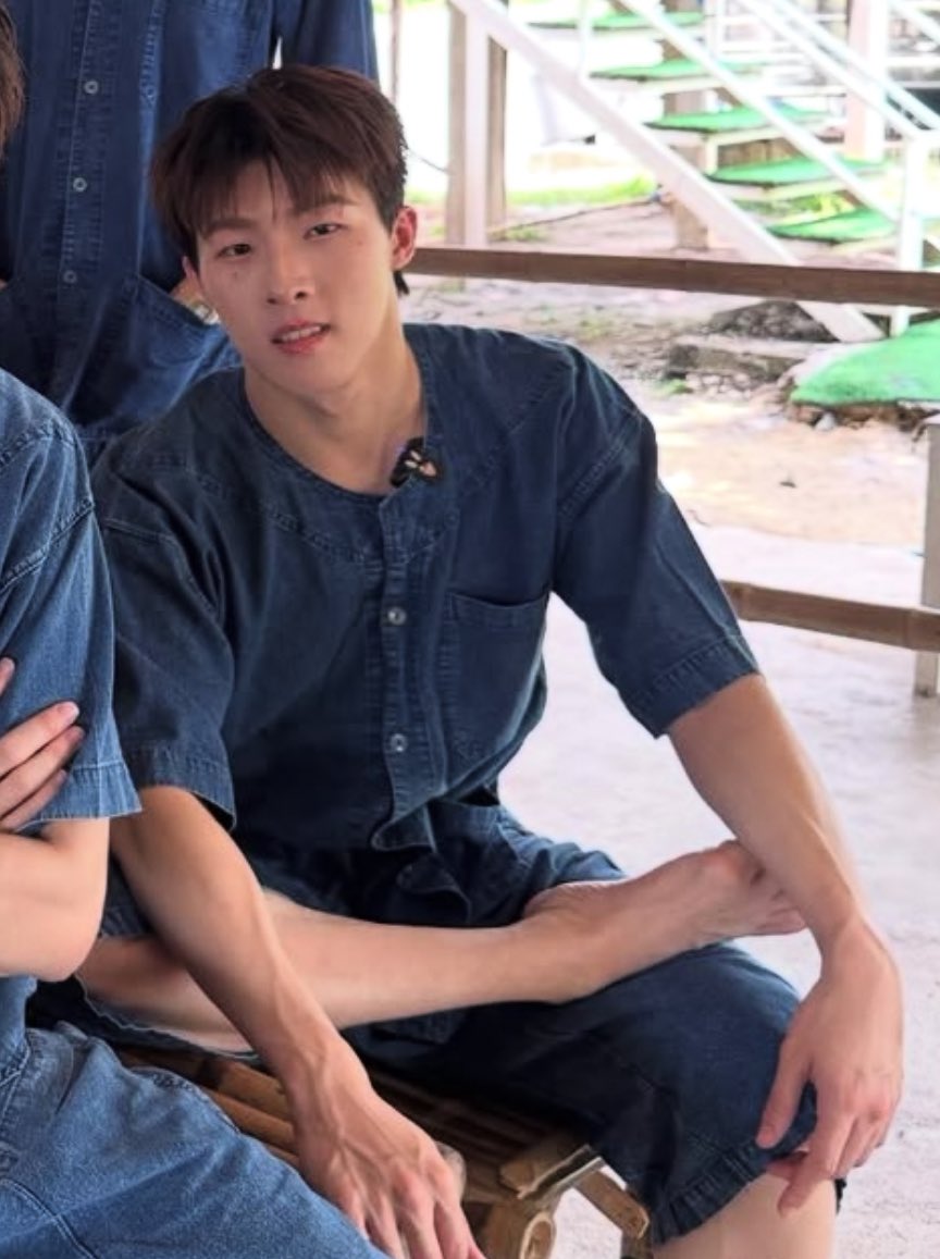 pihsmasowt's tweet photo. ท่านั่งโคตร for men https://t.co/iZf9GuaiaF