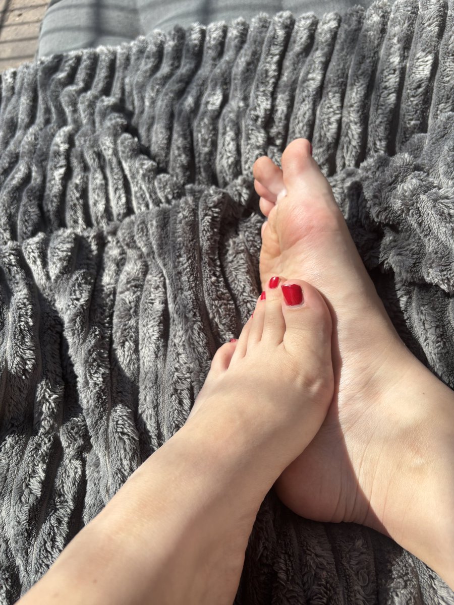 Na, ihr kleinen Versager? Ich hoffe doch, ihr habt mich vermisst. Jetzt seid ihr dran, zu zeigen, ob ihr überhaupt das Zeug habt, meine Aufmerksamkeit zu verdienen. Vergesst nicht , ihr seid nichts weiter als kleine Maden in meinem Spiel.