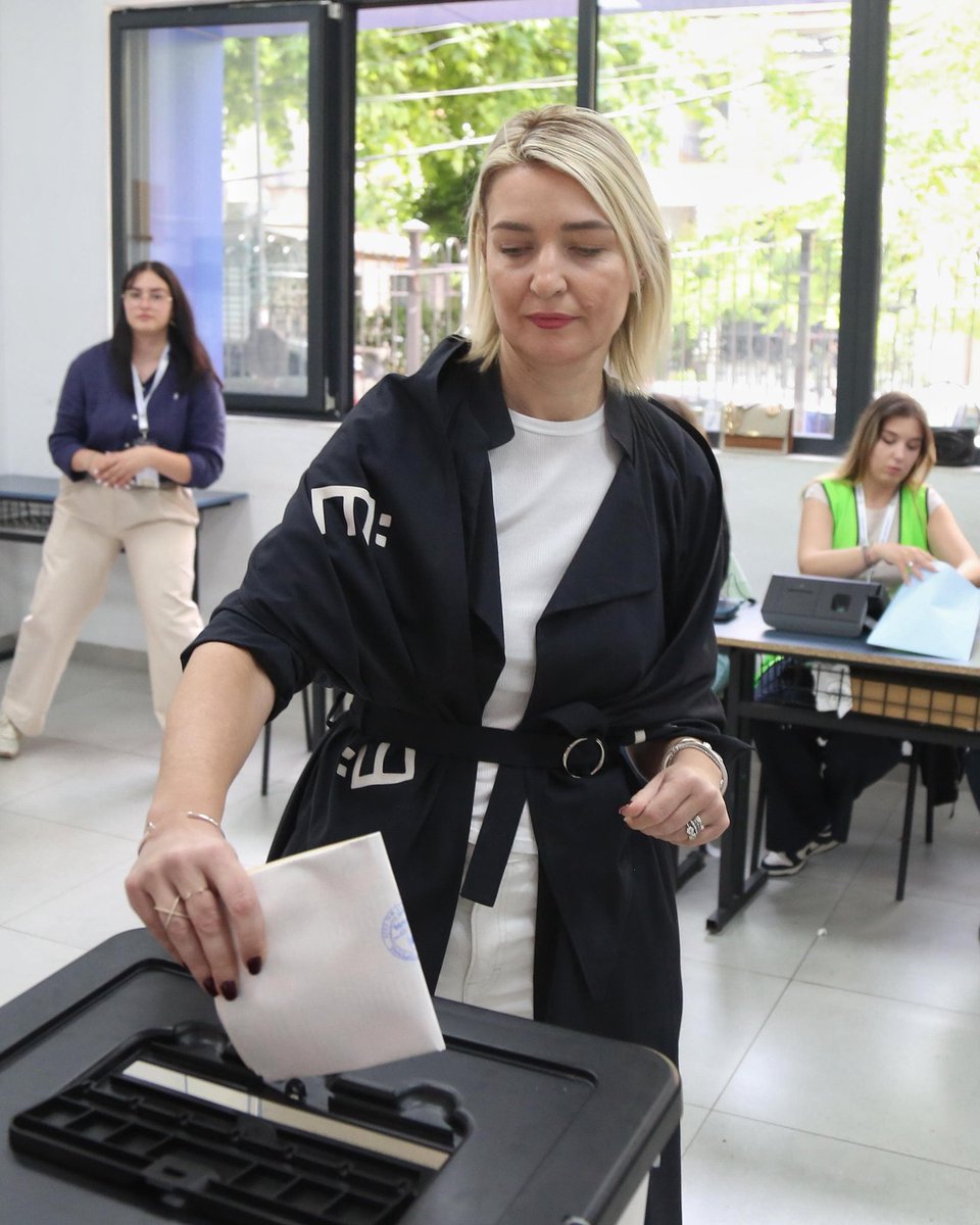 𝐕𝐎𝐓𝐎! Zëri yt ka vlerë.
Votimi është më shumë se një detyrë qytetare, është përgjegjësi ndaj shoqërisë dhe akt besimi ndaj së ardhmes.