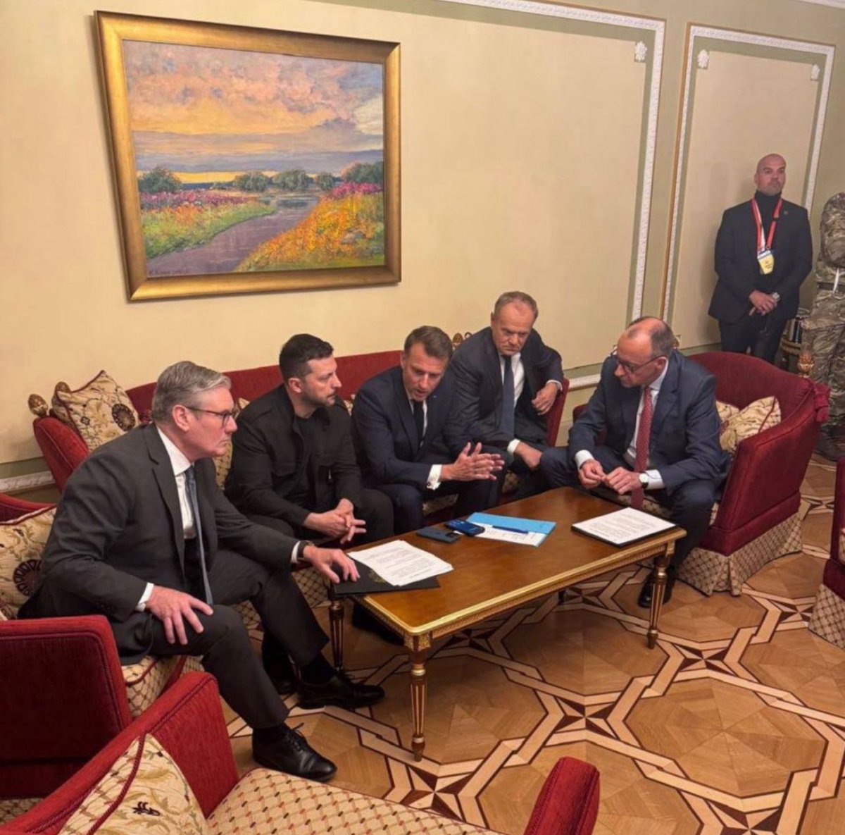 Guerre d’image(s)

Le 9 mai à Moscou.              Le 10 mai à Kiev.
🇨🇳🇷🇺                                        🇺🇦🇫🇷🇬🇧🇩🇪🇵🇱