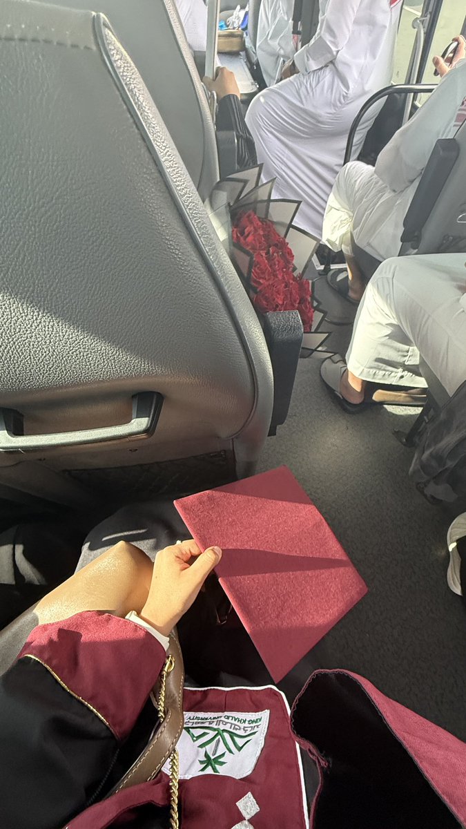 clo_40d's tweet photo. يابعيد و جابك الله🥺🎓 https://t.co/MAnDYsWGYh