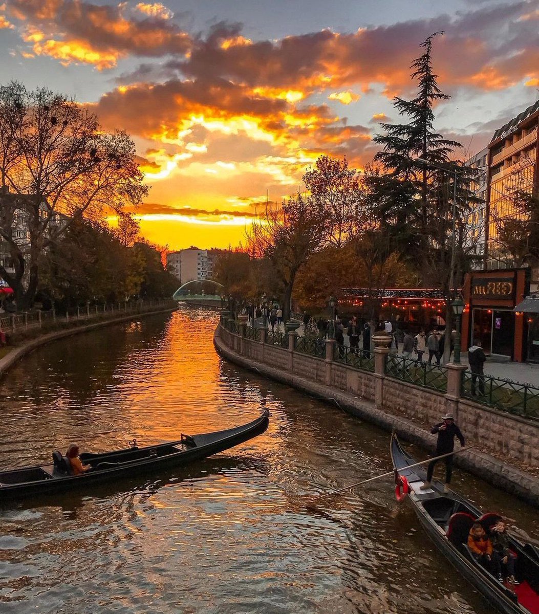 nocontexteses's tweet photo. Herkes ankara istanbul överken Eskişehir’in güzellik https://t.co/SHUIf0pm2h