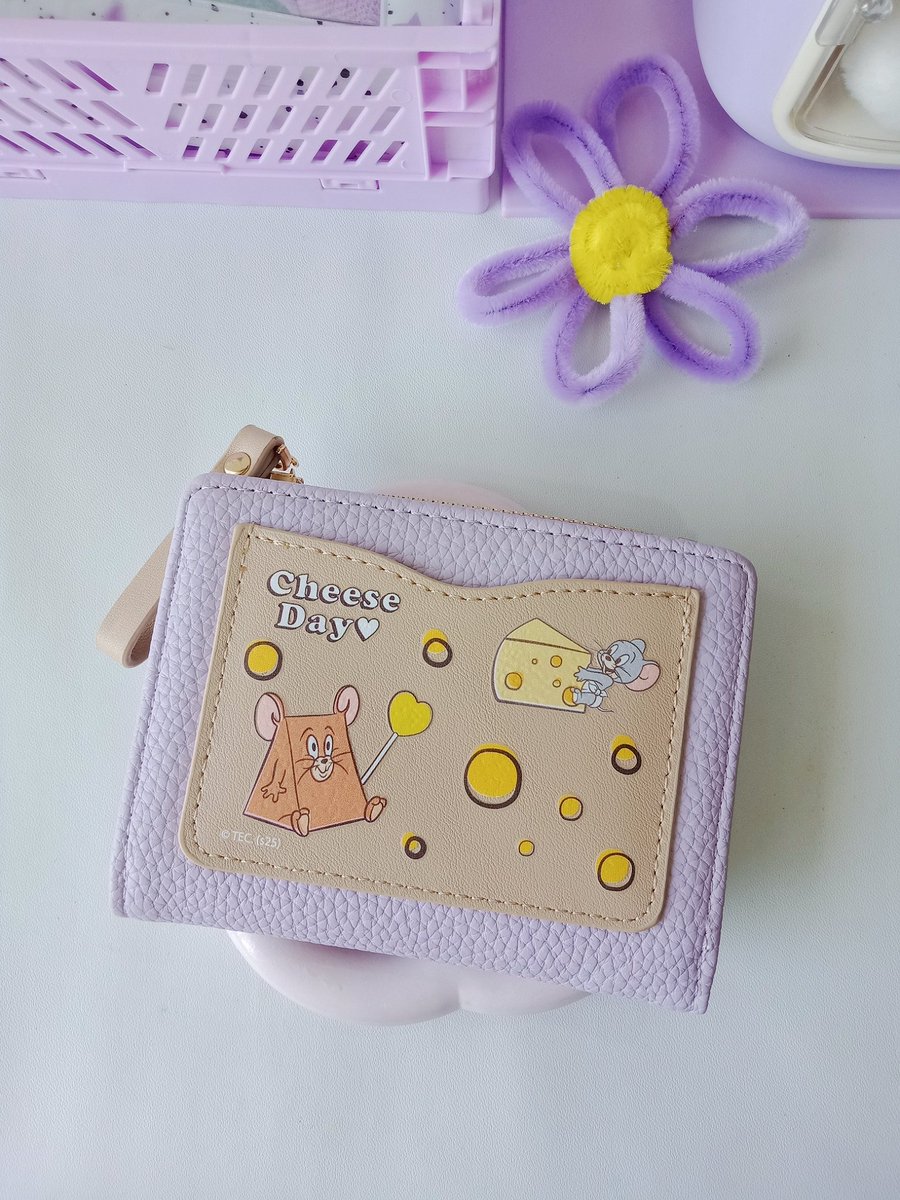 chuimud's tweet photo. 💜Thesilversky  Wallet Jerry Tuffy💜

Dompet nya cute banget estetika Lilac nya 😍😭

Kulitnya halus, ukuran nya 9x11.5cm ada 1 Front pocket, 4 card slots (1 photo card slot), 2 side card slots, 1 long cash slot, 1 coin purse slotnya banyak juga👍

🛍️https://t.co/iBmmgbFR0g https://t.co/VjqYJNLDLd
