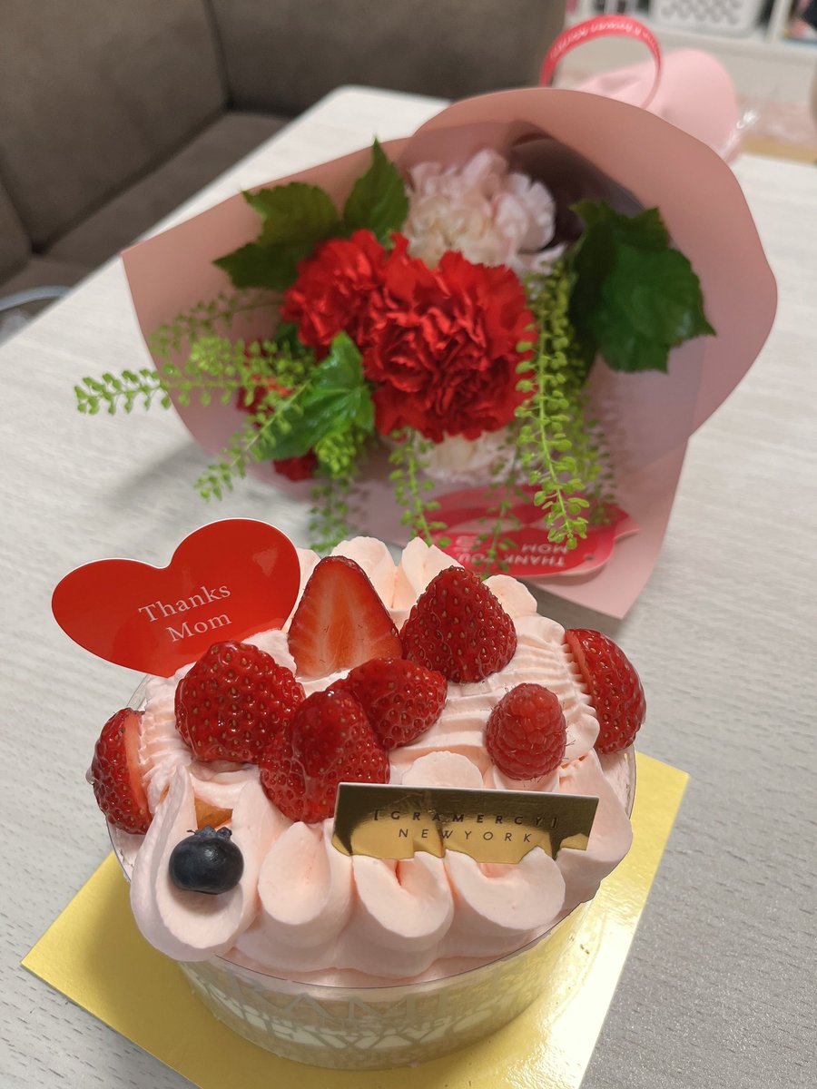 krpmRira's tweet photo. 母の日のプレゼントは
お��💐とケーキ🍰
あ〜なんて幸せなんだぁ〜☺️
母でいるって当たり前じゃなく
これってキセキだわ✨
息子くん達よ　ありがとう😊
皆様　素敵な母の日を🩷 https://t.co/XQVnjpAy8s