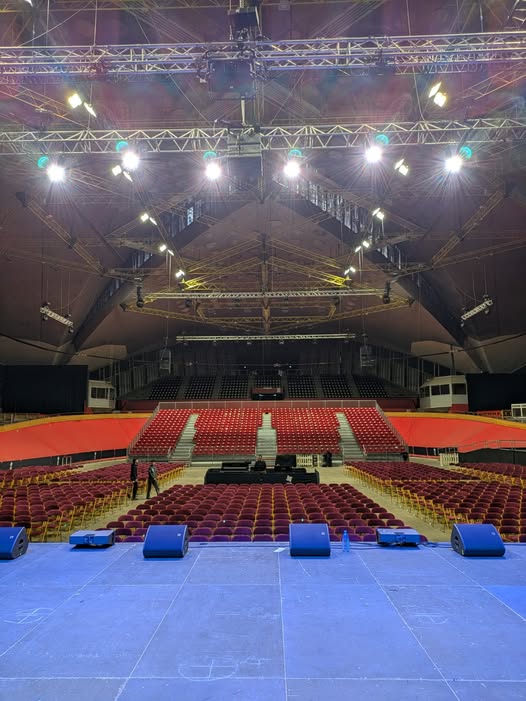 Laélia Véron (@laelia_ve) on Twitter photo Ah oui c'est beaucoup trop grand en fait le Palais des sports de Grenoble 😲
(Je suis habituée aux colloques moi)
#LaDernière <a href="/laRadioNova/">Radio Nova</a> Ah oui c'est beaucoup trop grand en fait le Palais des sports de Grenoble 😲
(Je suis habituée aux colloques moi)
#LaDernière <a href="/laRadioNova/">Radio Nova</a>