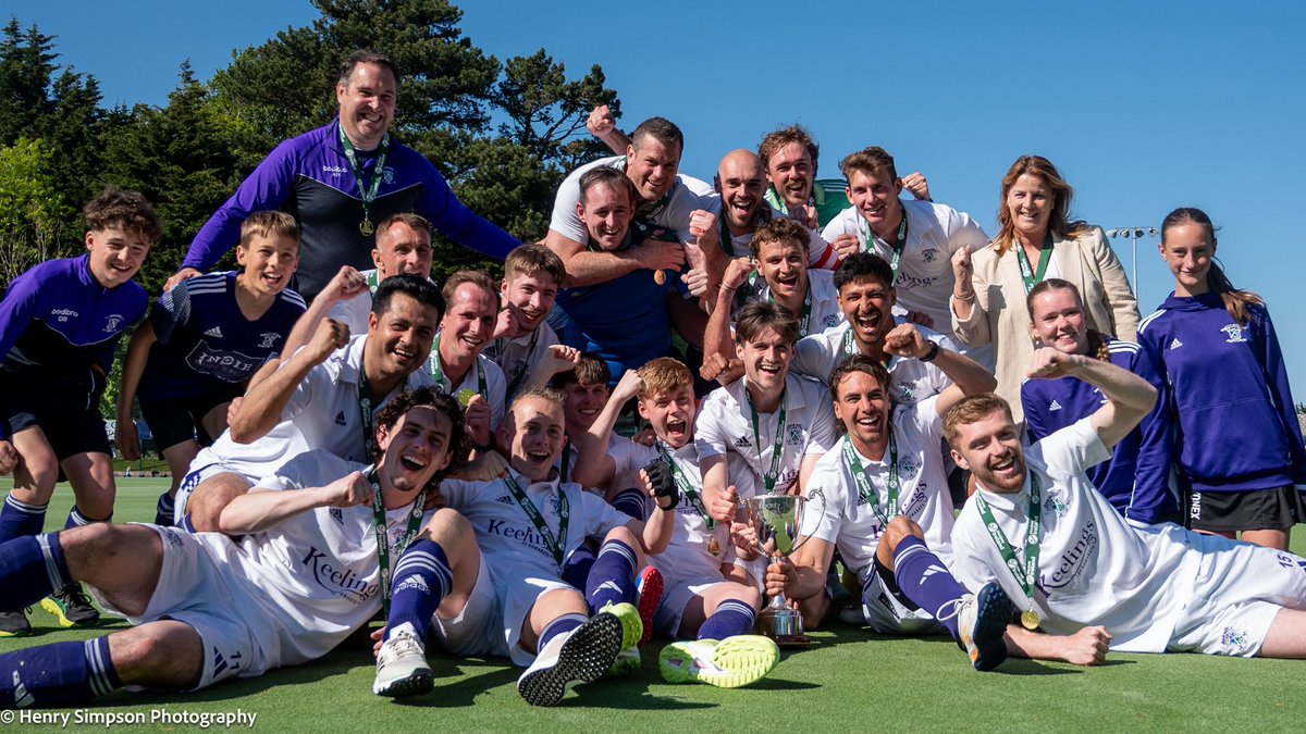 Irish Hockey Trophy Champions - Portrane 🏆

Portrane held their nerve in the Shoot-Out yesterday to secure the 2024/25 Irish Hockey Trophy, following an incredible battle against Queen’s University Belfast.

📸 @henrygsimpson 

#IrishHockeyTrophy #Cups