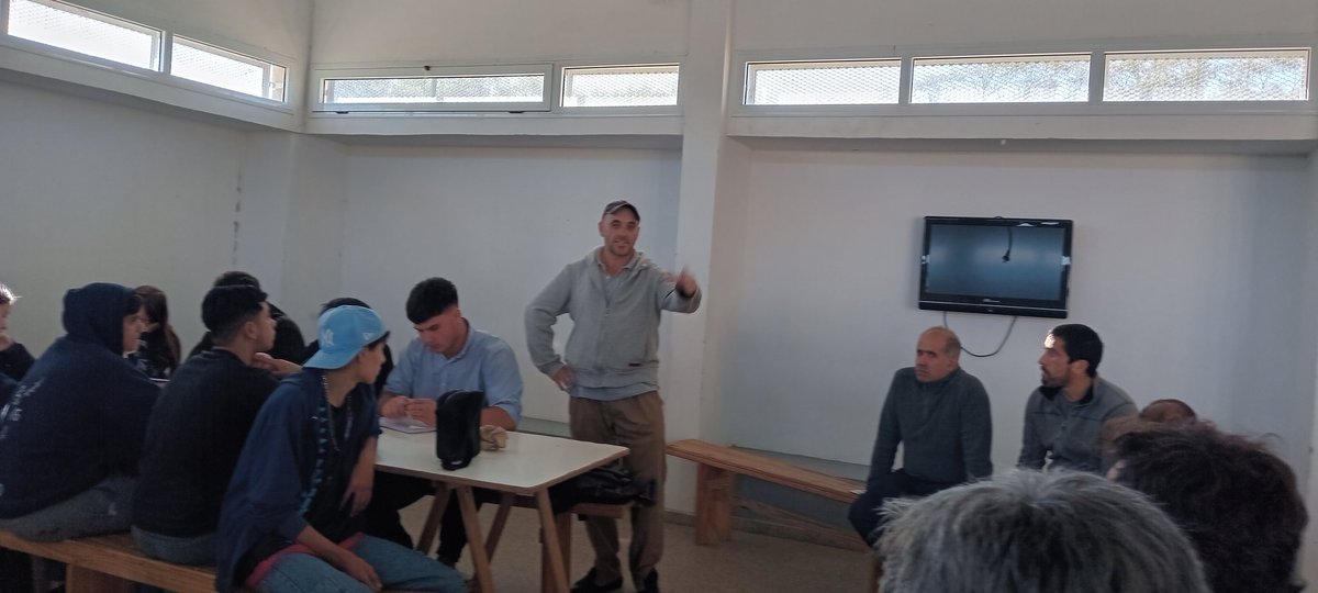 #Productores en accion. Reunion #EmpresayCrecimiento a la mañana con #DiegoAguilera. Asadito y despues #Aula con los chicos de la Escuela Agrotecnica <a href="/aapresid/">Aapresid</a> #GeneralMadariaga #JuntosSabemosMas