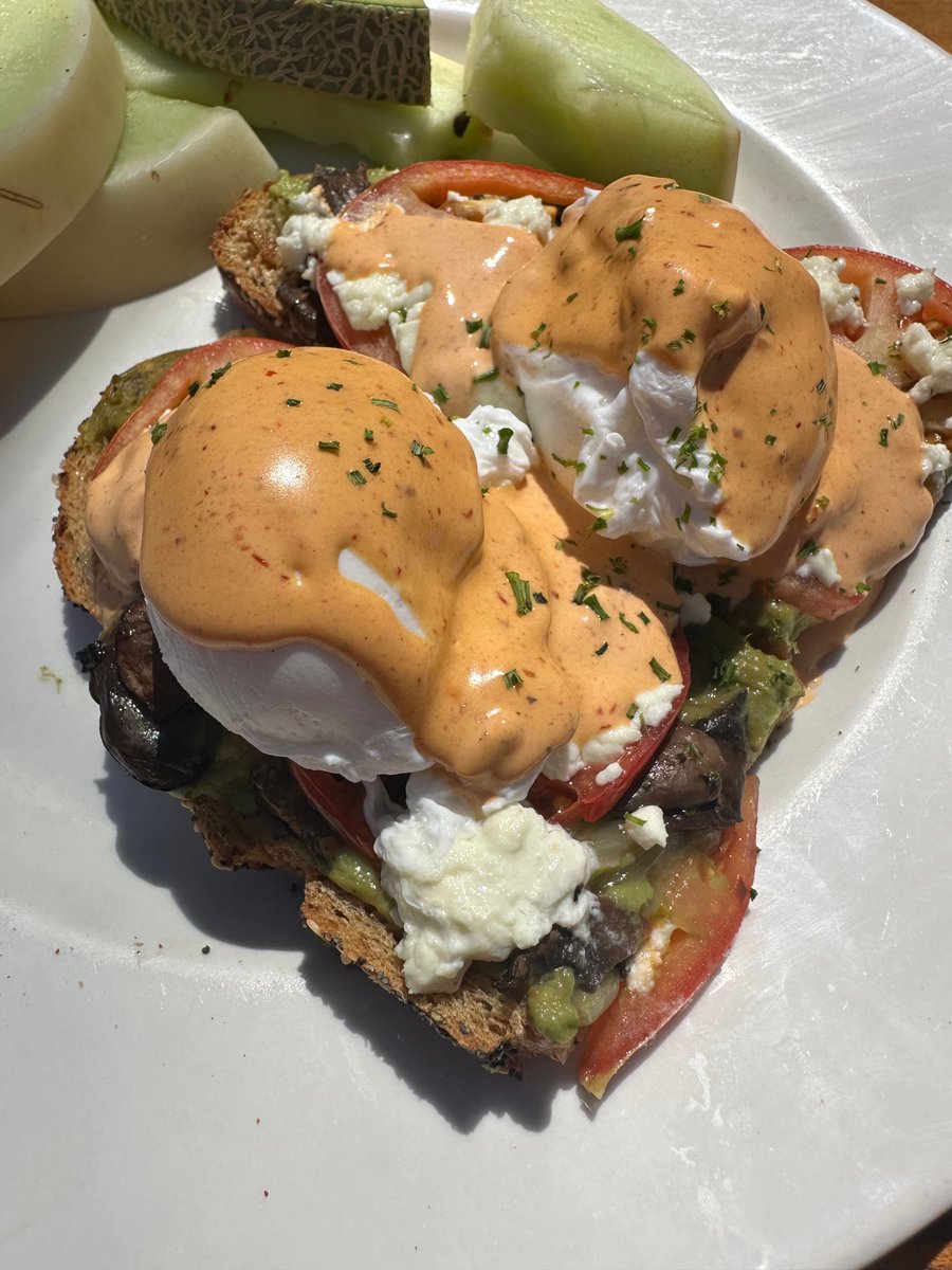 🌷🥂 Celebrate Mom with a brunch she’ll love! 
Whether she’s all about crispy bacon or swooning over avocado toast, Joe’s is serving up legendary flavours just for her.
Join us TODAY, Mother’s Day - Sunday from 11am to 1pm.

#eatatjoes #brunchwithmom #avocadotoastlove