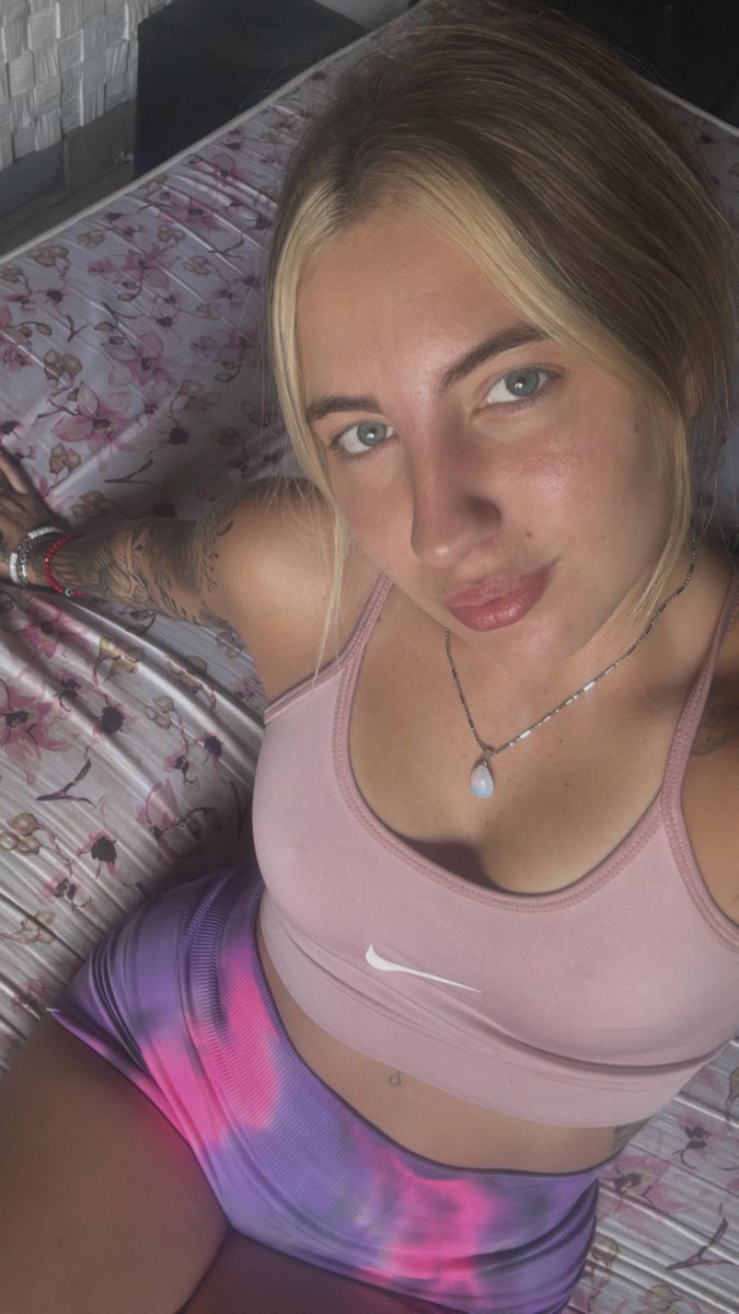 Mandadoodle's tweet photo. Locked the door… now what are you gonna do with me?😈
#PrivatePlaytime #RoomForTwo #BadGirlVibes https://t.co/ubbGFQAvPN