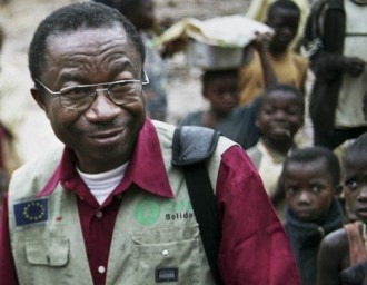Du 11 mai 2007 au 11 mai 2025, cela fait 18 ans jour pour jour que notre icône Léon Mumate Nyamatomwa nous a quitté cette terre de nos ancêtres. Que son âme repose en paix !
Un notable qui a marqué l'histoire du #bulega