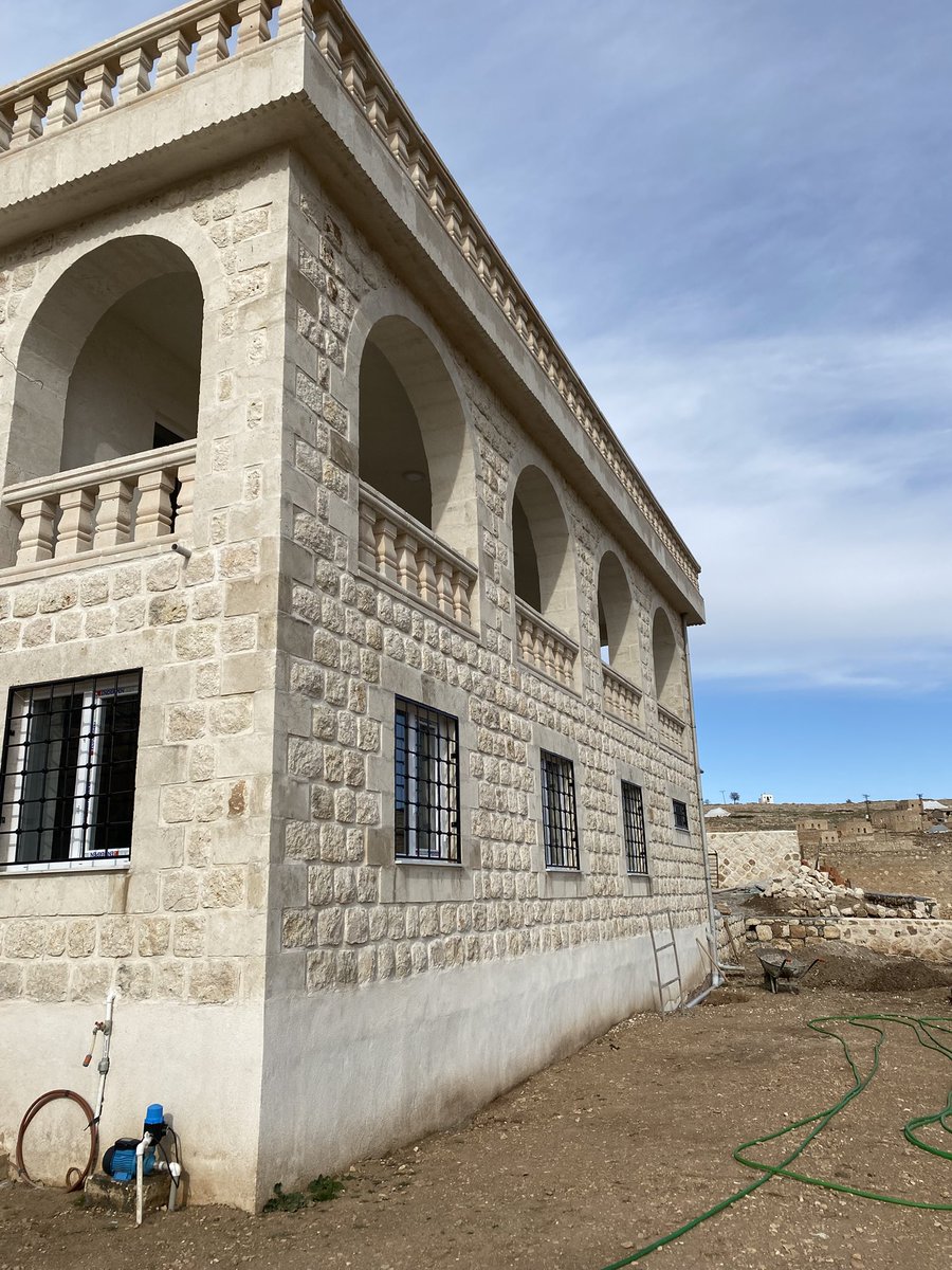 <a href="/dunyadanfinans/">Ekonomi Dünyası</a> Bu şekilde villalları Mardin Midyat ta yöresel mimariye uygun anahtar teslim inşa ediyoruz. 
Mardin piyasasında m2 si 26.000 TL ye mal oluyor.
150x 26.000=3.900.000 ₺
Saygılarımla.
Telefon 0090 532 309 7994.