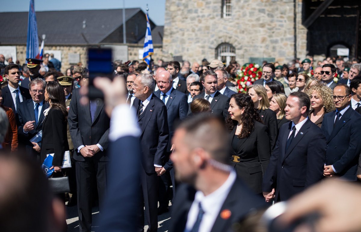 _CStocker's tweet photo. Anlässlich des 80. Jahrestags der Befreiung des KZ Mauthausen waren wir heute bei der Gedenk- und Befreiungsfeier in Mauthausen – gemeinsam für ein „Niemals wieder“.

Mauthausen ist ein Ort der Erinnerung – und der Verantwortung.

Zu lange hat sich Österreich als reines Opfer gesehen. Viel zu lange wollten wir nicht erkennen, dass viele zugeschaut, weggeschaut – und mitgemacht haben.

Heute sagen wir klar: Niemals vergessen.

Wir bekennen uns zu unserer Geschichte – zu allen Kapiteln. Und wir tragen Verantwortung: für unsere Demokratie, für die Menschenwürde, für ein friedliches Miteinander.

Hüten wir unsere Republik wie einen Schatz. Stärken wir, was uns verbindet.

Das ist unser Auftrag aus der Vergangenheit –
und unser Versprechen für die Zukunft.
Für unsere Kinder. Für Österreich

#NeverAgain #mauthausen 

📸 BKA/ Wenzel