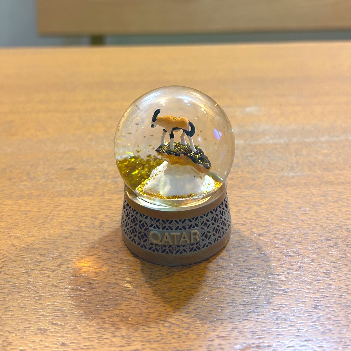 カタールパビリオンのお土産 クリームあふれたエクレアに乗るヤックル