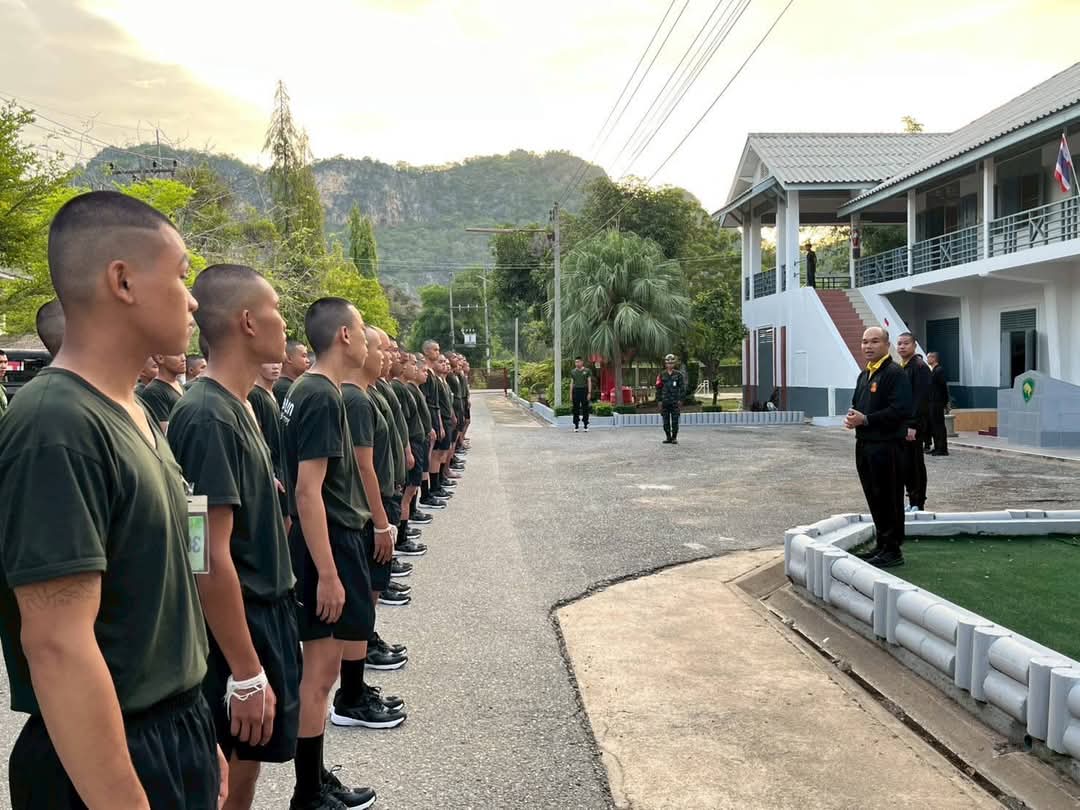 Engineer_52_'s tweet photo. พ.ท.ทิตย์อานันท์ ชาญบรรเจิดสุข ผบ.ช.1 พัน.52 พาน้องทหารกองประจำการ ผลัดที่ 1/2568 แนะนำสถานที่ภายในกองพัน https://t.co/tmGFzrDMvU