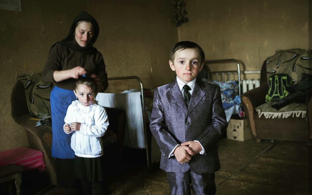 Anne; çocuk dilinden türeyen bir kelime.

Eski Türkler anne yerine ög dermiş. Bu yüzden annesi ölmüş çocuğa “ög”süz (öksüz) denmiş. 

İlginçtir ki ög aynı zamanda akıl demek, öksüz de akılsız demek. Eskiler anne ile aklı bir tutmuş. 

Anne yoksa öğreten de yok.