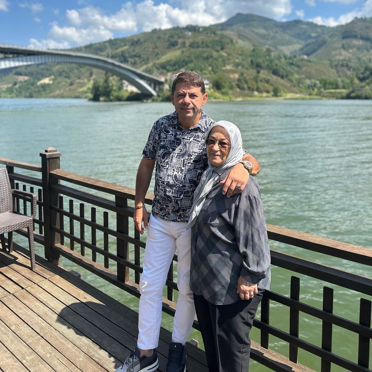 Doğdumuz günden itibaren karşılıksız sevgi ile büyüten yaşamımda varlığıyla her zaman bana güç veren annemin ve şehit annelerimizin, eli öpülesi tüm mukaddes annelerimizin Anneler Gününü kutluyorum.
Allah sağlıklı ömürler nasip etsin.
Allah başımızdan ayırmasın.