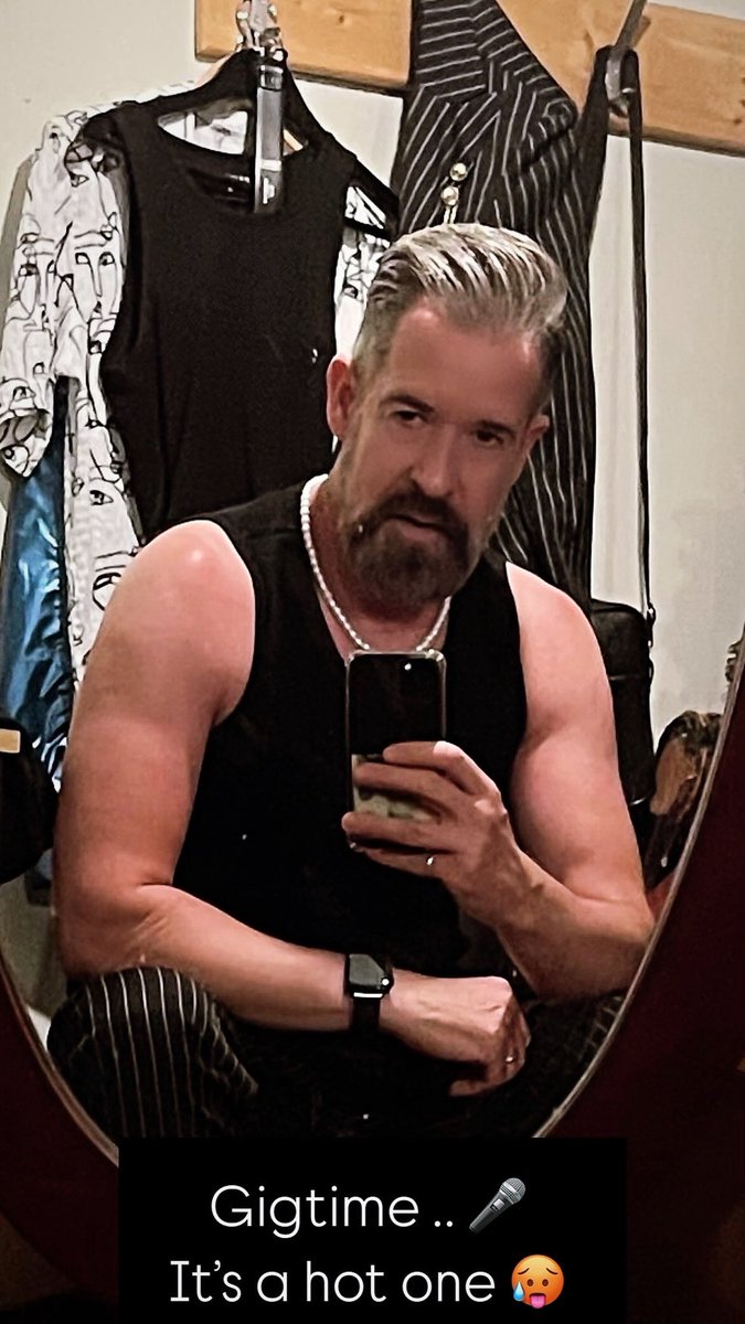 StevieDSinger1's tweet photo. Just waiting in dressing room waiting to shake my money maker π π€πΊ #gig #giglife #dressingroom #beard #bearded #beardedsinger https://t.co/6fvgvGCCCR