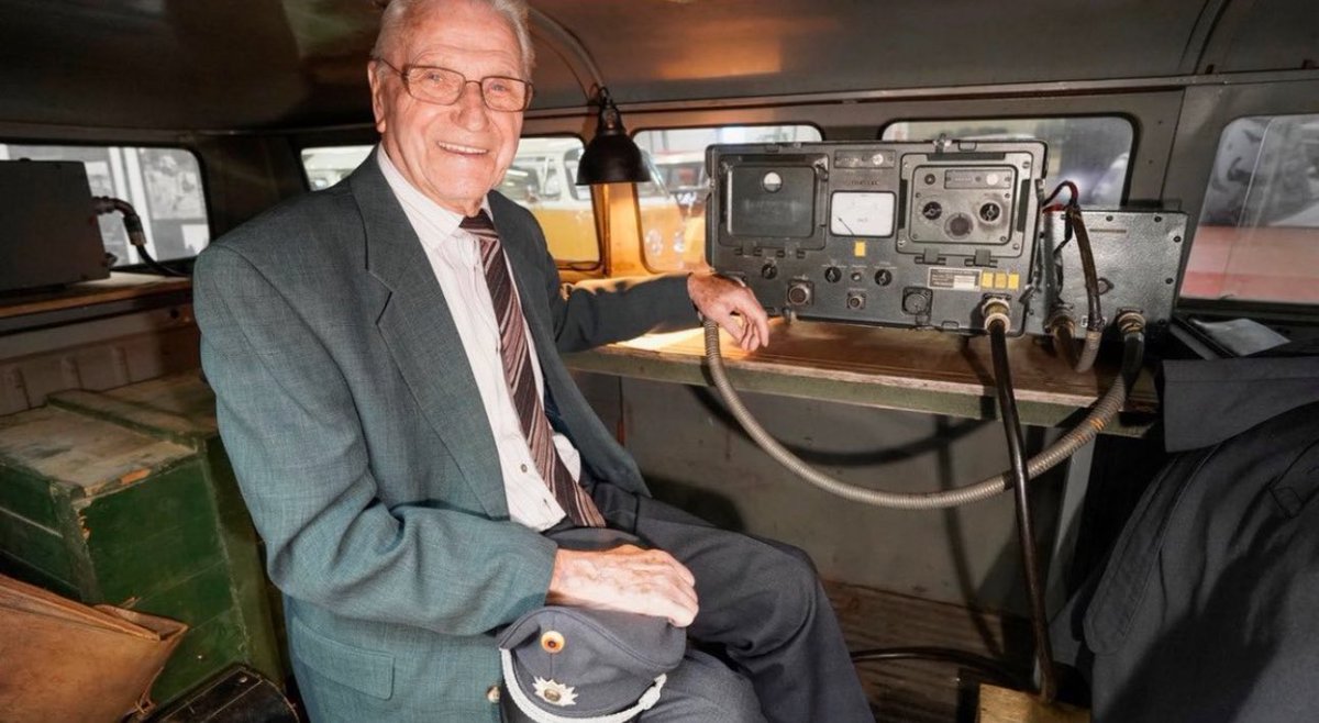 almaniahcom's tweet image. معاناة الناس مع الرادار ليست جديدة ففي ألمانيا تعود الى عام 1959 حيث تم العثور مؤخرا على أول سيارة استخدمتها الشرطة لتخبيء الرادار بها وعلى بعض من استخدموه في ذلك الوقت قبل أكثر من 66 عام 
ولحسن الحظ في ذلك الوقت لم يكن لديهم الكثير من الرادرات 
#صنع_في_المانيا 
#madeingermany